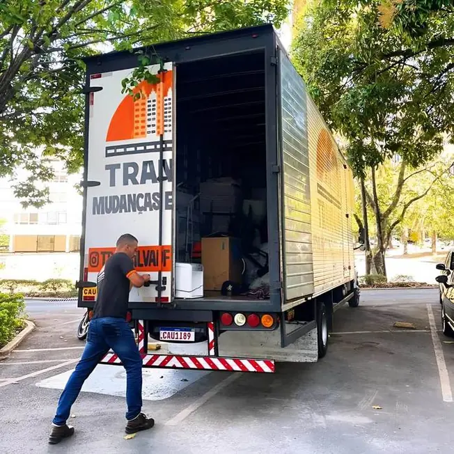 Caminhão de mudança TranSilva sendo carregado