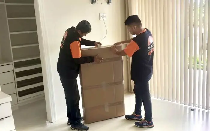 Profissionais da TranSilva protegendo um móvel