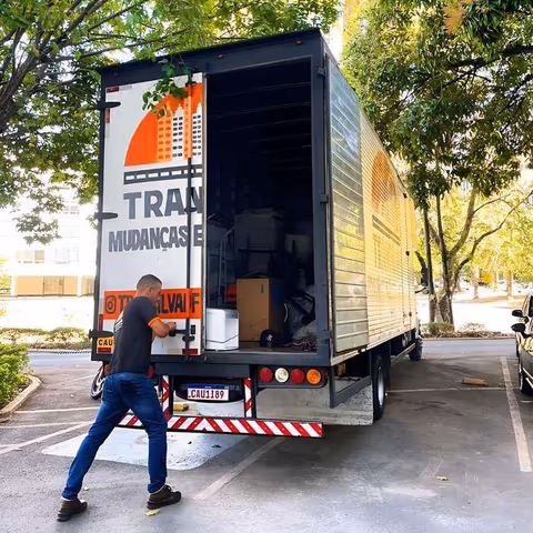 Equipe descarregando — Mudança Residencial